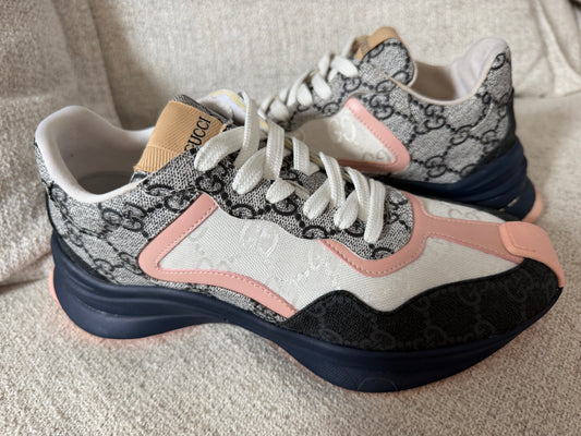 PRE-LOVED 🩷 size 37/4 Trainers